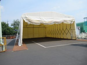 伸縮式仮設テント倉庫の設置の様子4